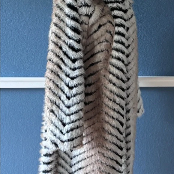 Akira Lola Hooded Faux Fur Jacket NWT - Picture 7 of 12